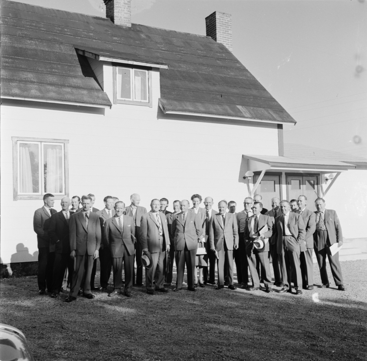 Grupporträtt - sannolikt Lagunda församlings fullmäktige vid IOGT-NTO-gården, Lilla Ransta, Uppland 1960