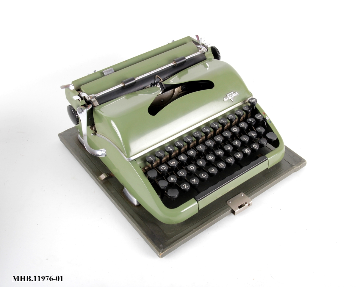 Skrivemaskin med norsk tastatur.