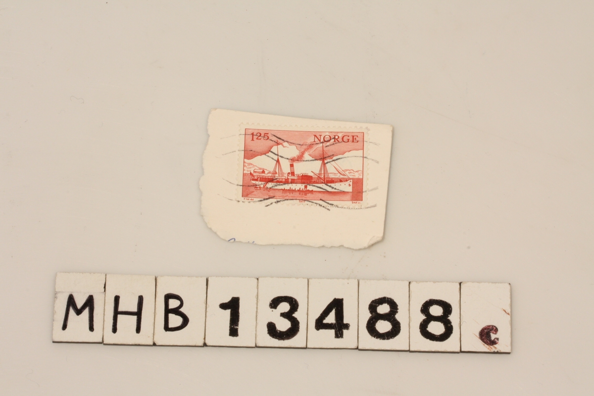 Frimerke med bilde av dampskip på del av postkort