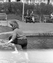 Bilder fra Rådhusparken. Barn som leker i vannet. Flere pers