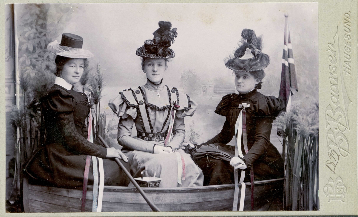 Portrett - Tre damer med hatt, pyntet til 17. mai - Draktskikk.