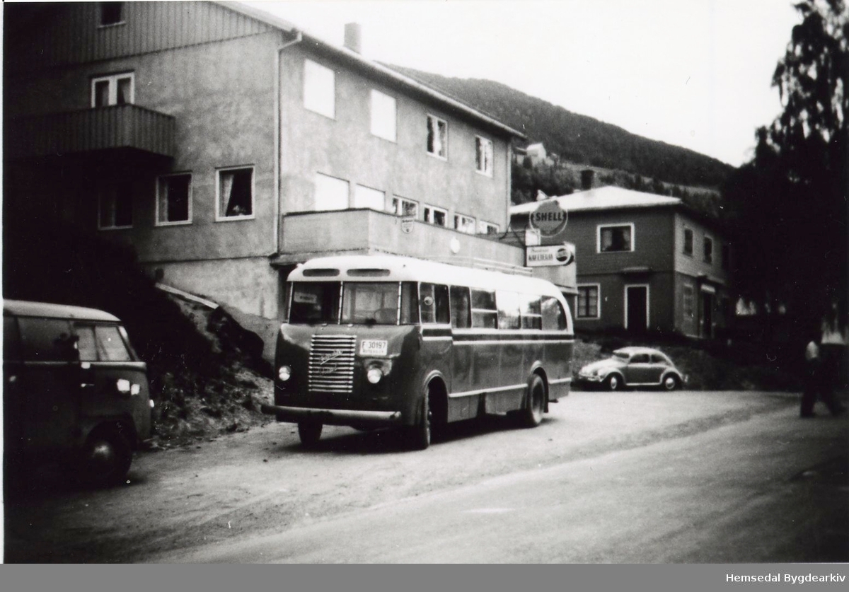 Bussen tilhøyrde A/L Hemsedalbilene.
Dette er ein Diamond T, bensin, 1947 modell. Kjøpt av A/L Hemsedalbilene i 1954. Emblemet på radiatoren tilhøyrer ein Henchel Diesel, noko som kan tyda på at motoren er skifta. Når bussen i 1969 vart seld til Drammen, er den på nytt registrert som Diamond T, bensin