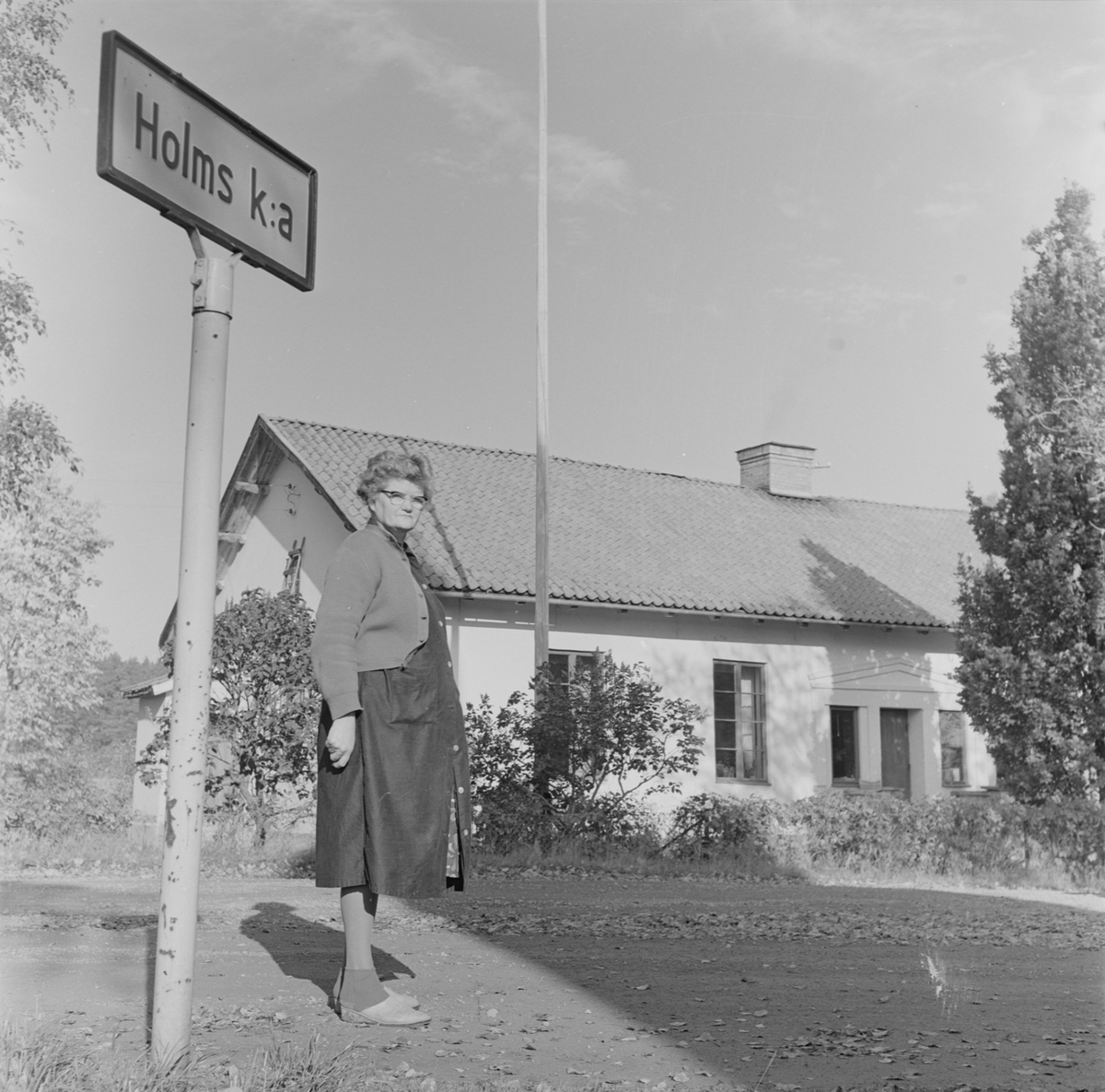 Svea Andersson vid Holms skola, Holm socken, Uppland 1962