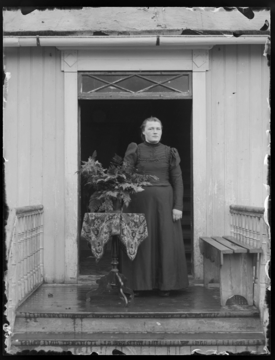 Ukjent kvinne fotografert i døråpningen til prestegården i Tana