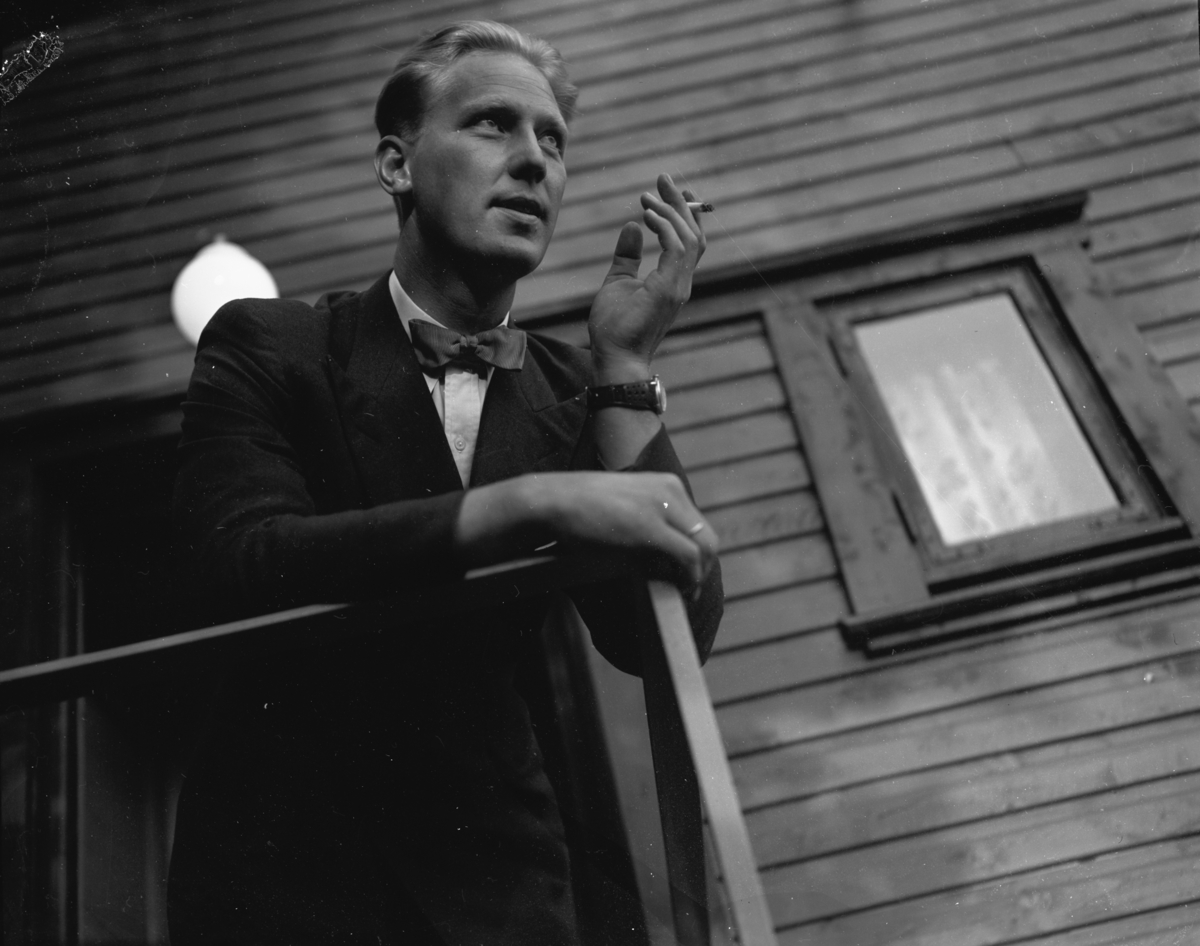 Vardens arkiv. "Helge Djuva, Fyresdal. I Brekkeparken på "Sommerfuglen" 25.07.1953