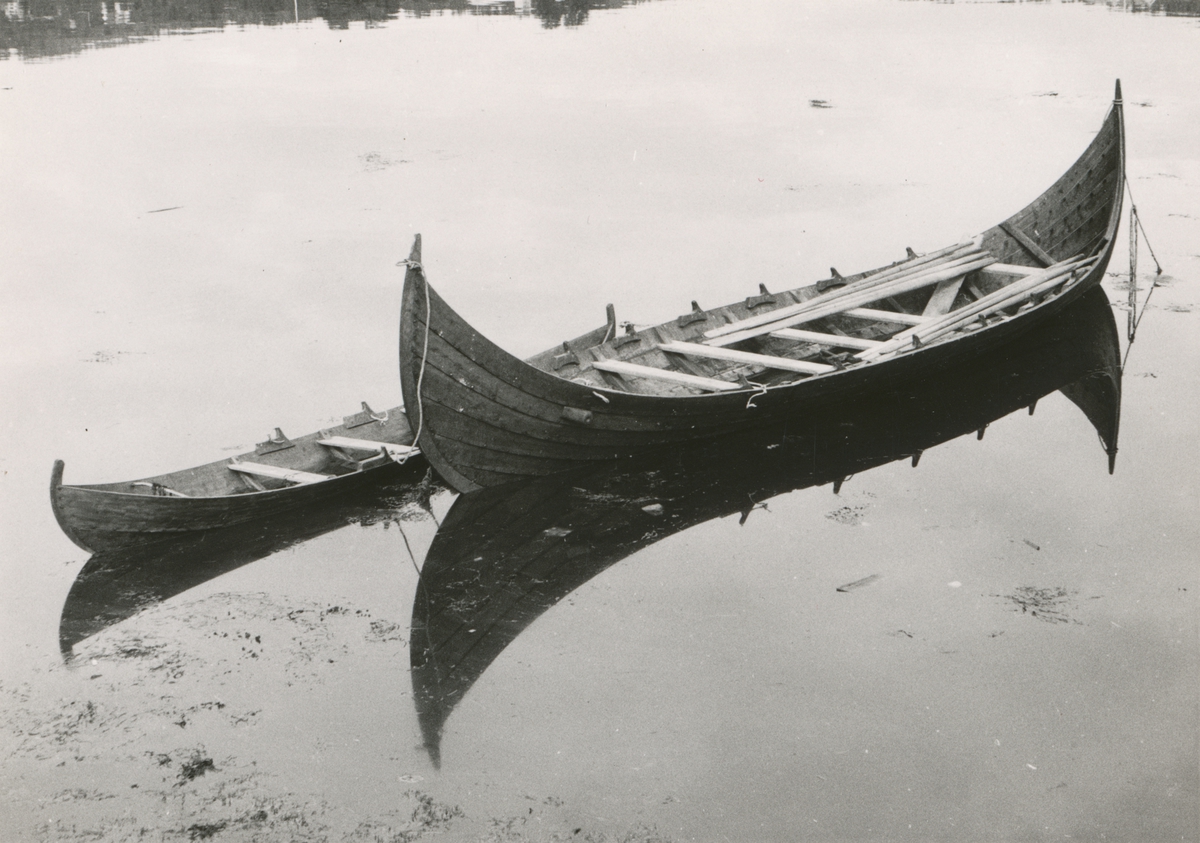 Fjørtoftbåtene ved Sunnmøre Museum. Dette er replika av båter funnet i myra på Fjørtofta datert til 700 år e. Kr.