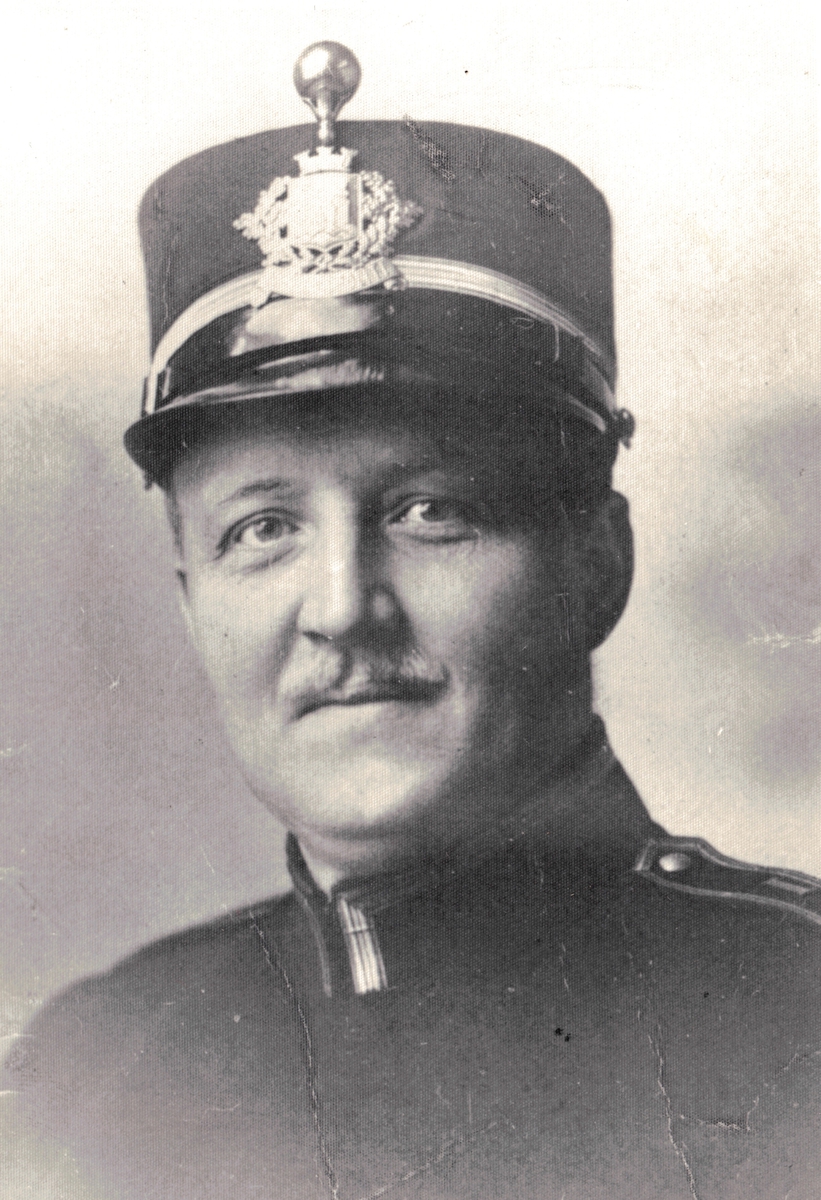 Portrett av Klingenberg i politibetjentuniform fra 1916-1919 reglement. Han var overbetjent fra 1926 til 1945.