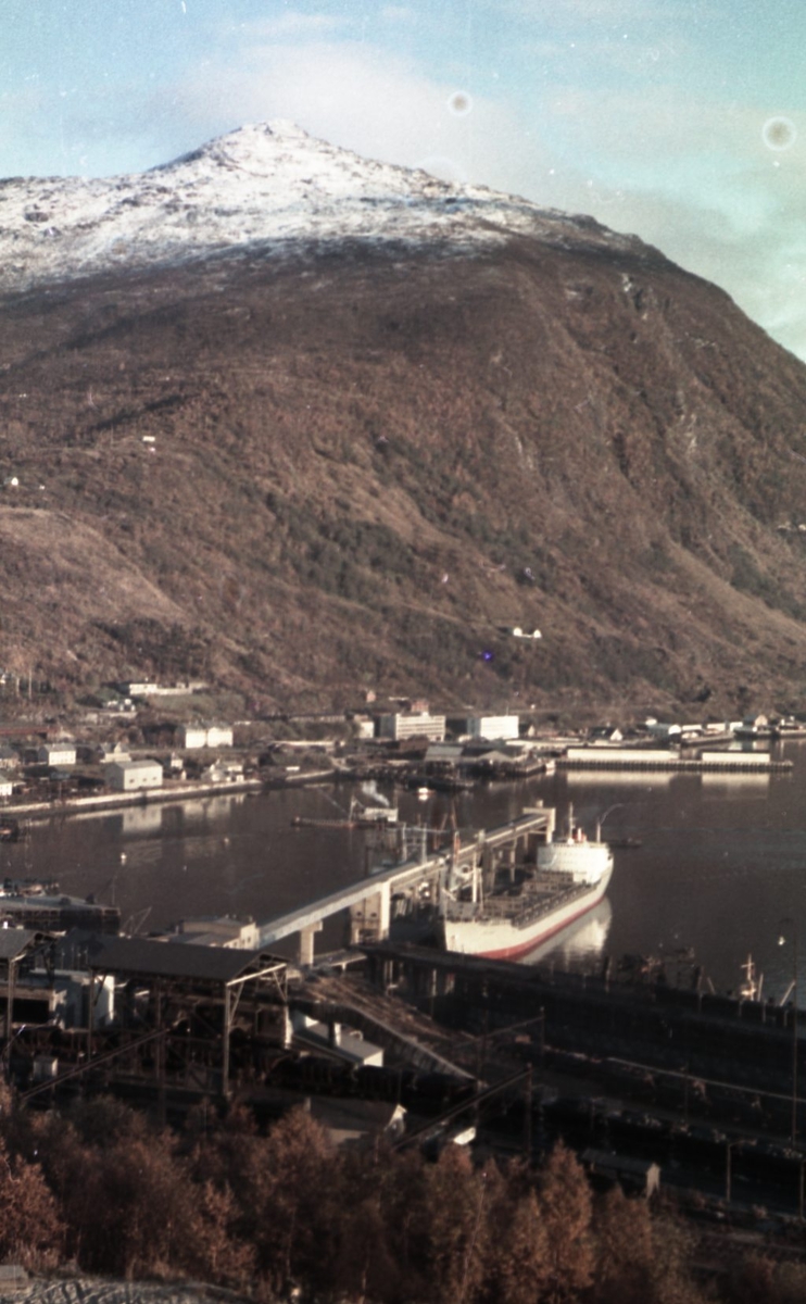Narvik havn. Malmbåter ved kai 3 og 4. Knuser i forgrunn til venstre.