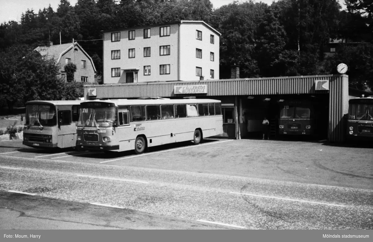 Bussar utanför Kålleredsbussarnas garage vid Gamla Riksvägen i Kållereds centrum år 1983. "Där Kålleredsbussarna nu tas in för översyn, låg förut "Tufte Marias" ladugård."