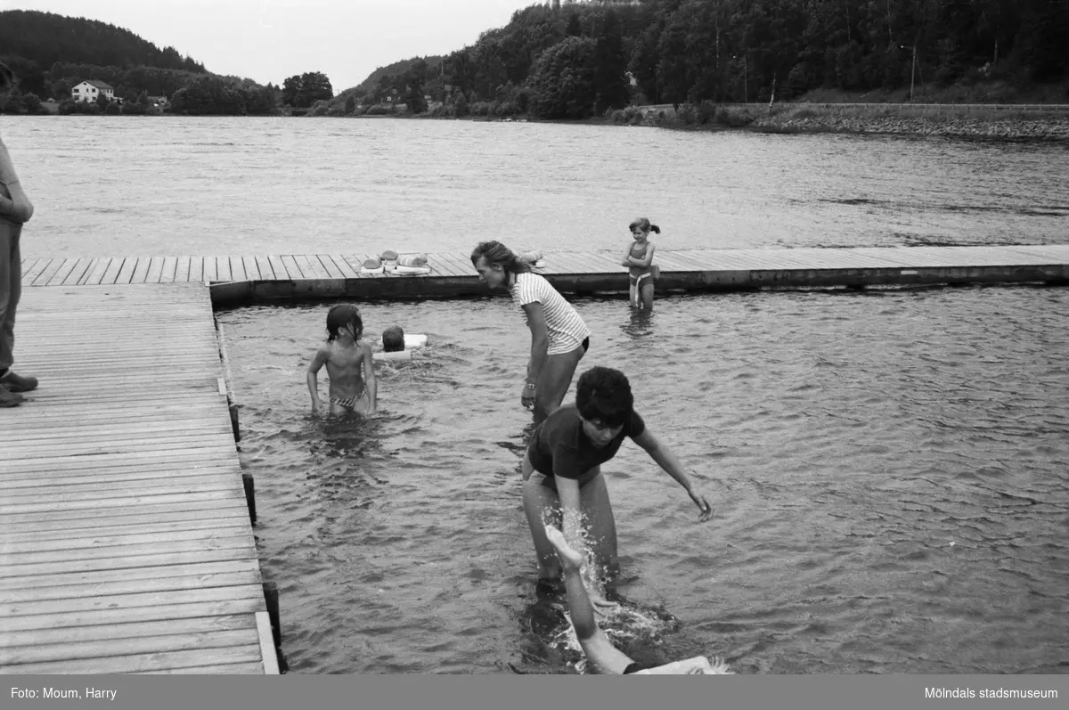 Simskoleundervisning vid Talluddens badplats, Västra Ingsjön i Lindome, år 1983.

För mer information om bilden se under tilläggsinformation.