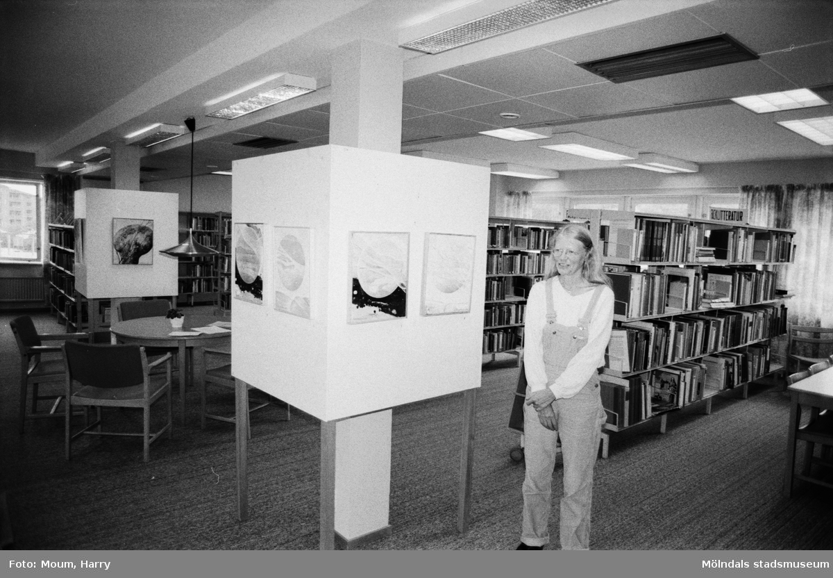 Konstnärinnan Gertrud Andersson ställer ut på Kållereds bibliotek, år 1983.

För mer information om bilden se under tilläggsinformation.