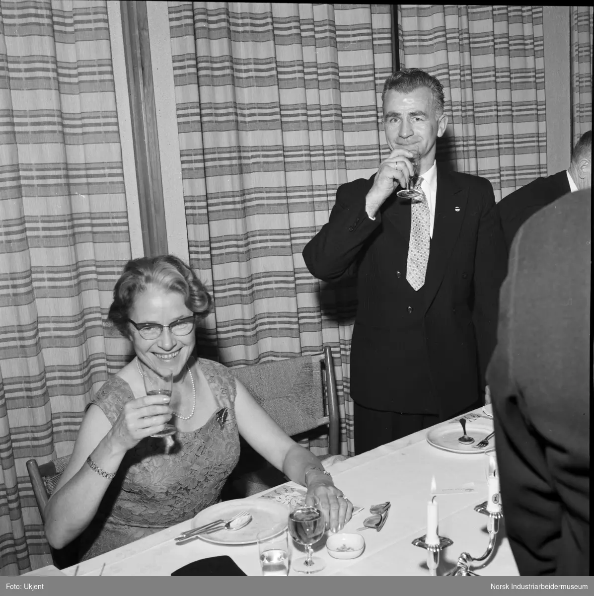 Jubilantfest for herrer 1960. Fra middagen, Willy Nilsen skåler for vertinnen Ellen Østbye.