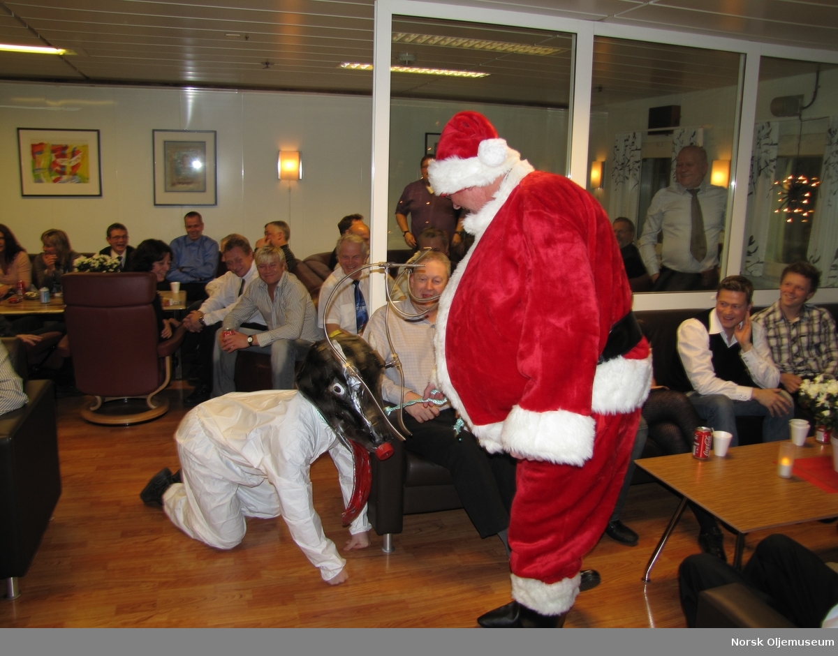 Julenissen og et reinsdyr kommer på besøk i oppholdsrommet på Valhall QP, til stor glede for alle de ansatte. Reinsdyret spilles av Kristian Kirkengen og Helge Waage er nisse.