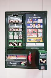 Førstehjelpsutstyr finnes på strategiske plasser på plattfor