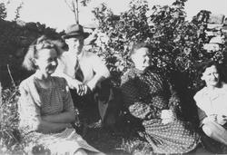 Familien på Torholmen sommeren 1946, Jenny, Lars, Anna(?) To