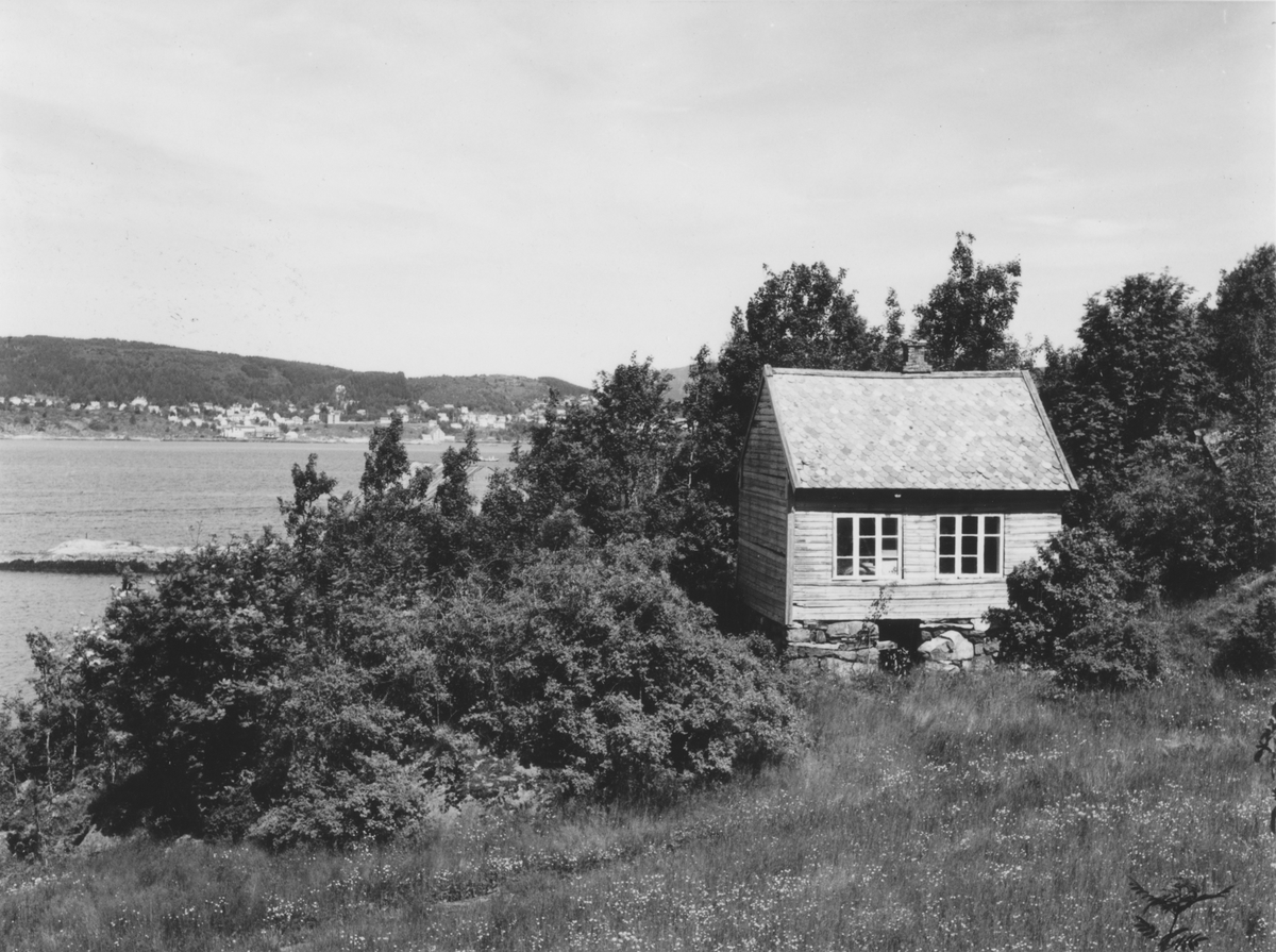 Det gamle snekkerverkstedet til Peter Jensen Hovden (1857- 1938) - Angivelig flytta fra Kråna nede ved sjøen og opp til høydedraget det no står på.