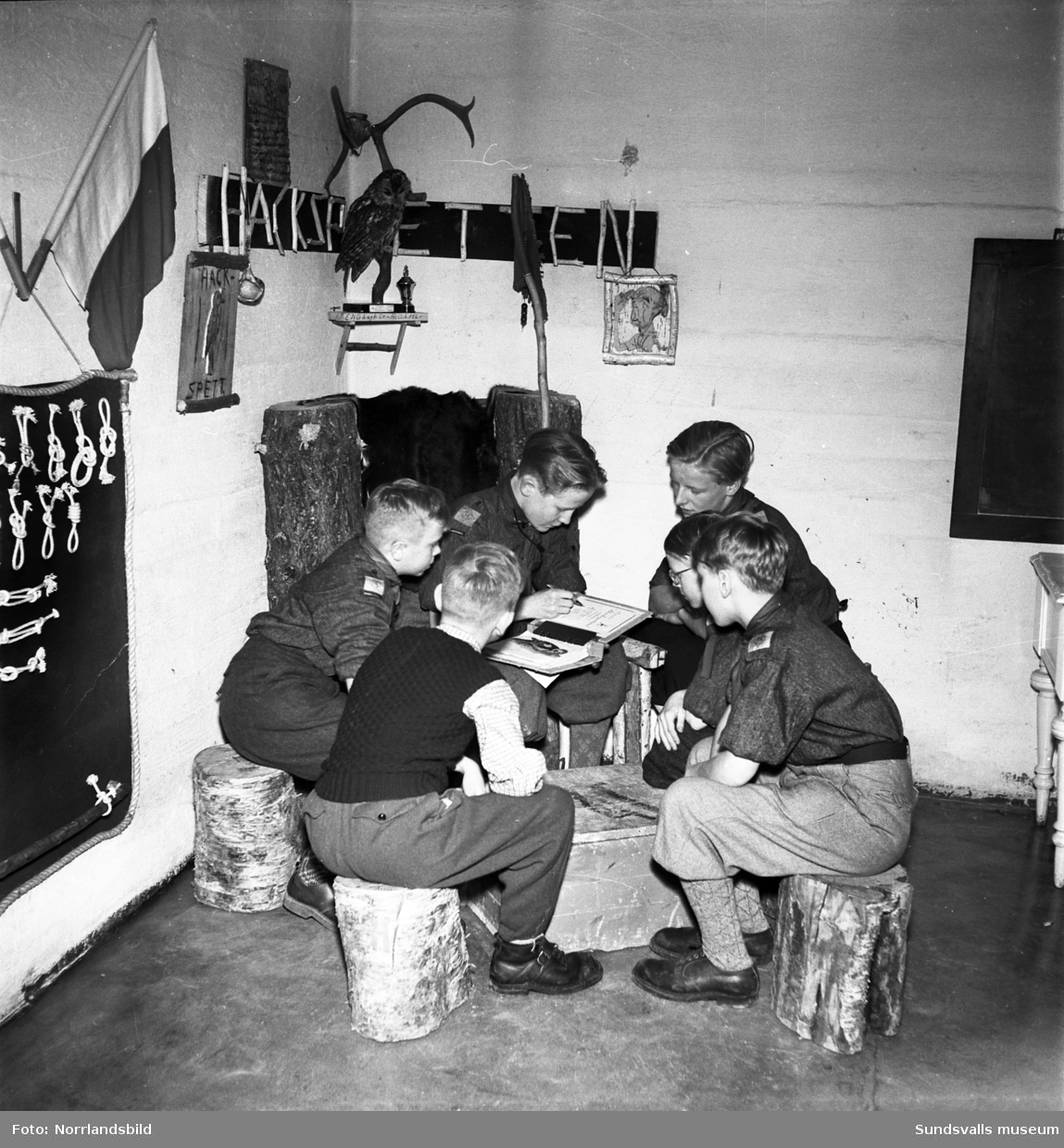 Frälsningsarméns scoutkår, pojkscouter och ledare i en källarlokal.