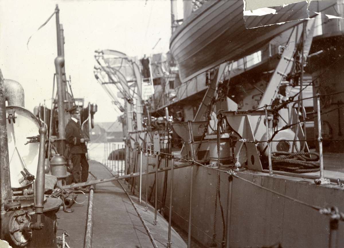 Ubåten HVALEN förtöjd vid ett örlogsfartyg.