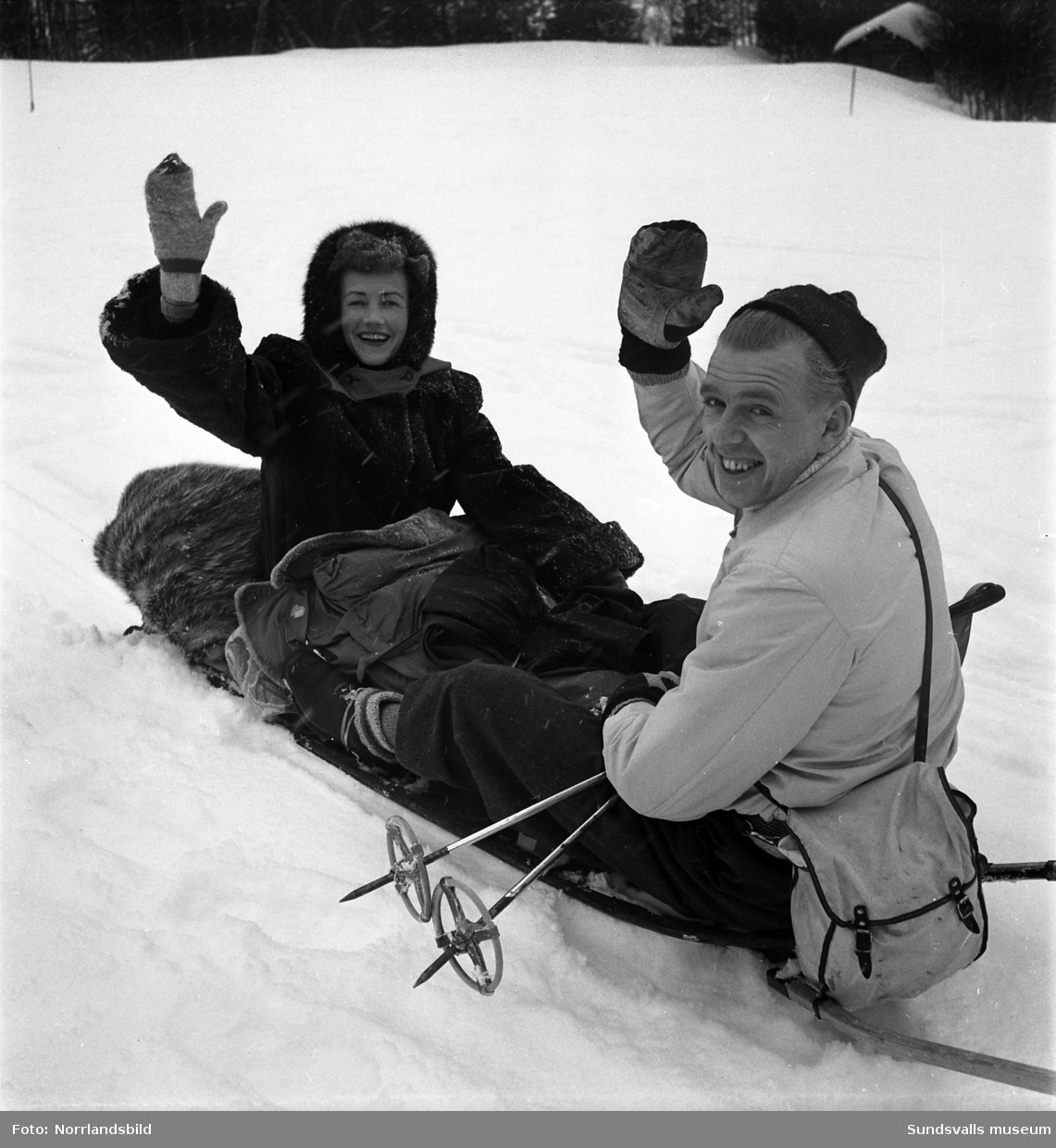 En serie bilder på ett glatt gäng entusiaster som gör upp i danska mästerskapen i slalom i Åre 1950. En man i sällskapet löste problemet med högtalaranläggning på ett kreativt sätt.
