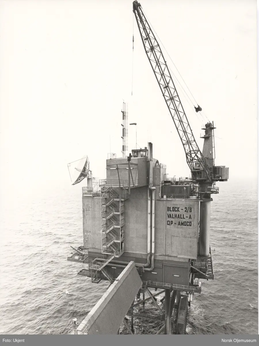 Valhall DP, med oppstart 17.desember 1981, hadde Norges første tildekkede boretårn. I 2009 ble boretårnet og dets fundament fjernet. All boring foregår pr 2015 fra IP (injeksjonsplattformen og WP (brønnhodeplattformen), og ved inntak av borerigg til flankeplattformene.

Tidlig fase i Valhall-feltets utvikling.