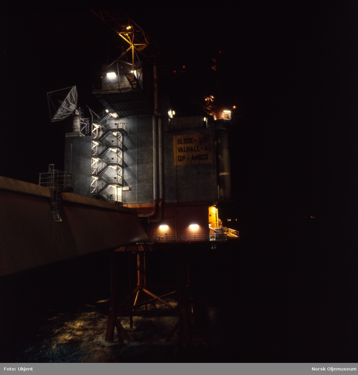 Boligplattformen QP på Valhall-feltet. Stemning i nattemørket med opplyst plattform. Fotografert ifra boreplattformen DP.