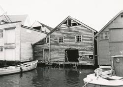 Eksteriørbilder i serie av Brune-buda i Fosnavåg.