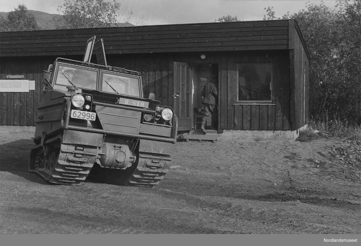 Rep.øving, Drevjamoen sept. 1981. Kp. C. Utenfor kompanikontoret kp C. Soldater og bandvogn.