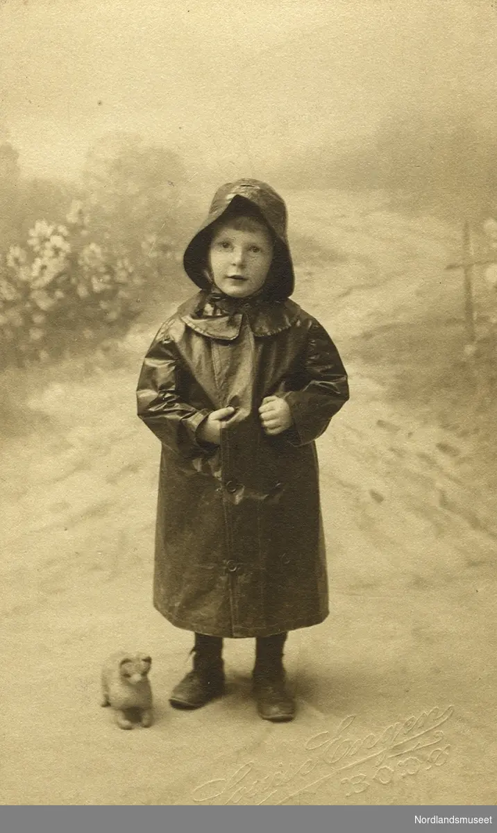 Portrett av en liten gutt med regntøy.