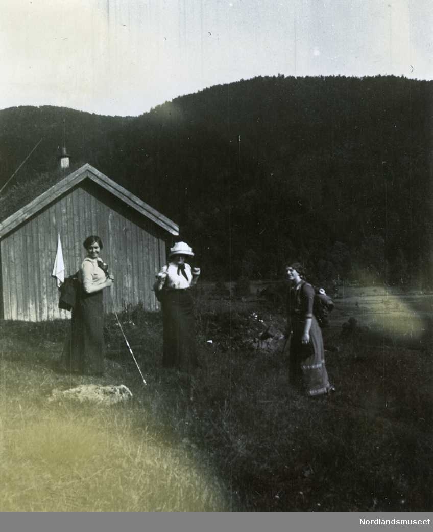 Schjølberg-familien. 3 kvinner med ryggsekker ved hytta.
