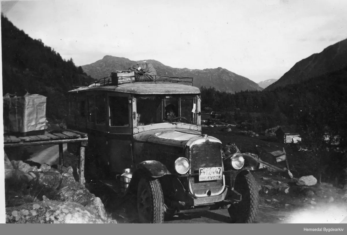 Buss- og Godsruta, ein GMC årsmodell 1930, i Hemsedal. Eigar var Tuv Samvirkelag.