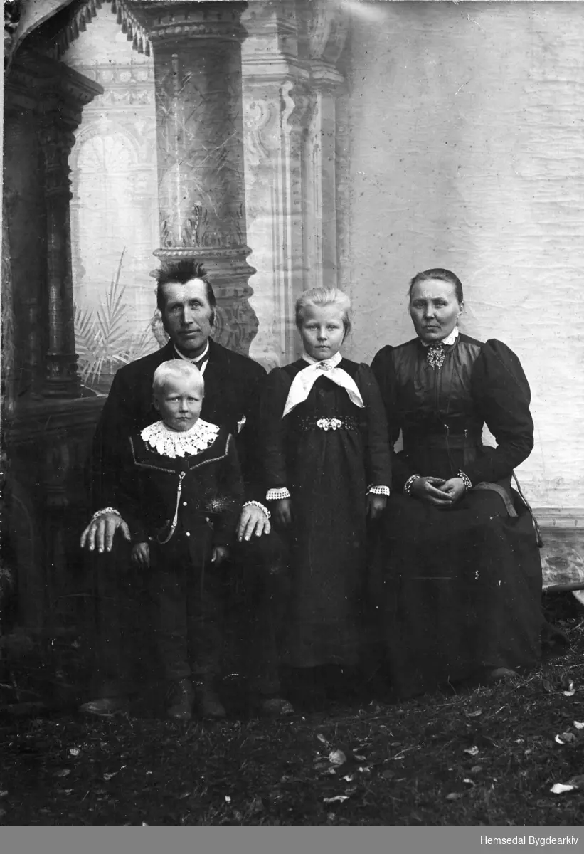 Familien Sjåheim, ca.1910.
Frå venstre: Eivind Bjørnsen Sjåheim (1866-1945) med Herbrand (1905-1980), Margit Sjåheim (1900-1950) og Ingebjørg T. Sjåheim (1873-1961) , fødd Brandsvoll