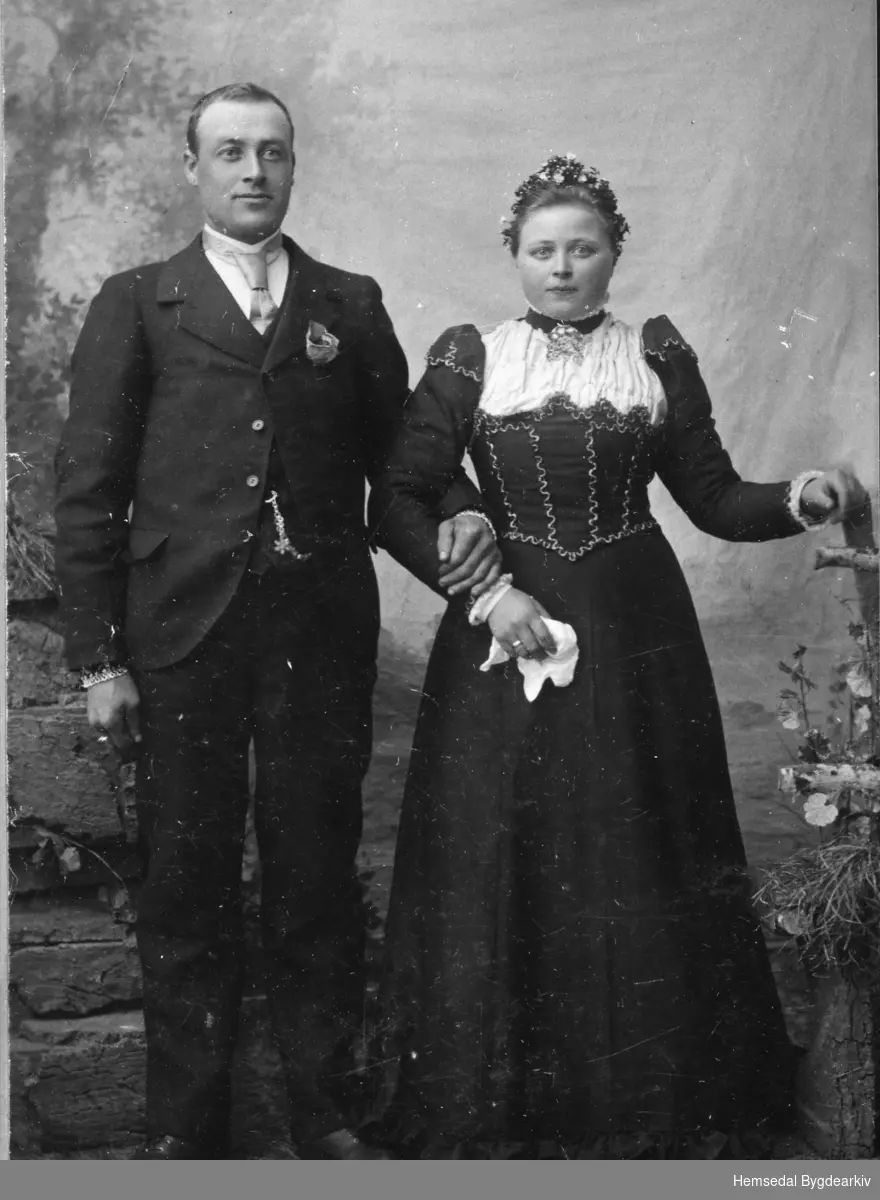 Bryllaupsbilete av Knut Grøthe, fødd 1871, og Margit Sveinsdotter Jordheim, fødd 1882.