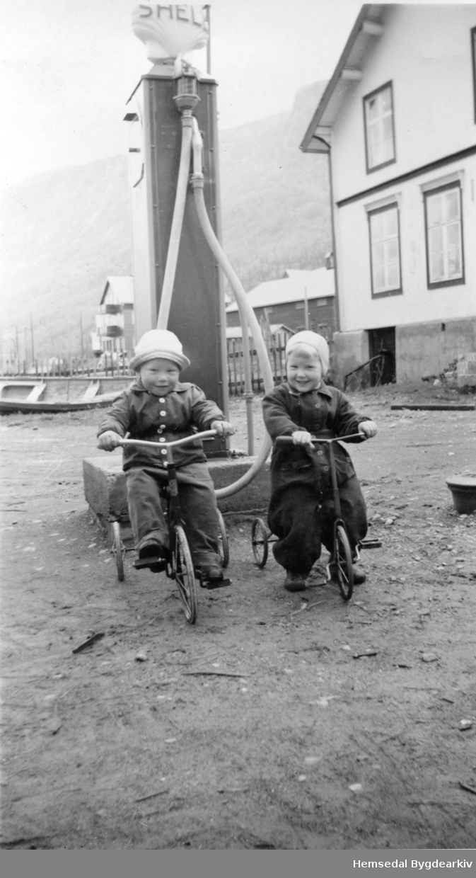 Ved Hemsedal Samvirkelag i Hemsedal i 1950. Fossheim Hotell i bakgrunnen.
"Me skulle hatt litt drivstoff, me!" Frå venstre: Ola Veslestølen, fødd 1947, og Sverre Knut Gabrielsen, fødd 1947.