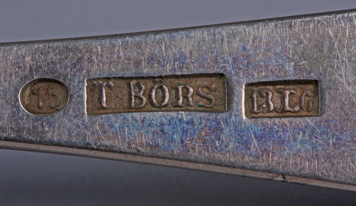 Enkel strek langs kanten av skaftet.