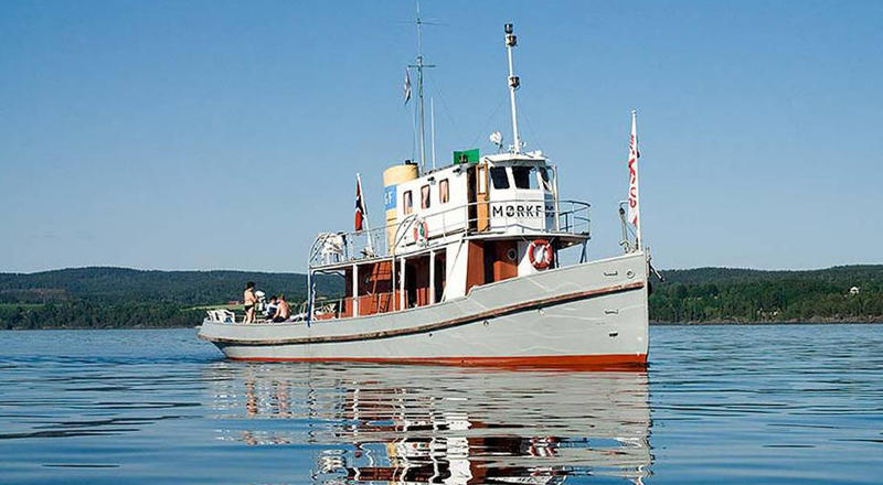 Stor tømmersleperbåt på vannet (Foto/Photo)