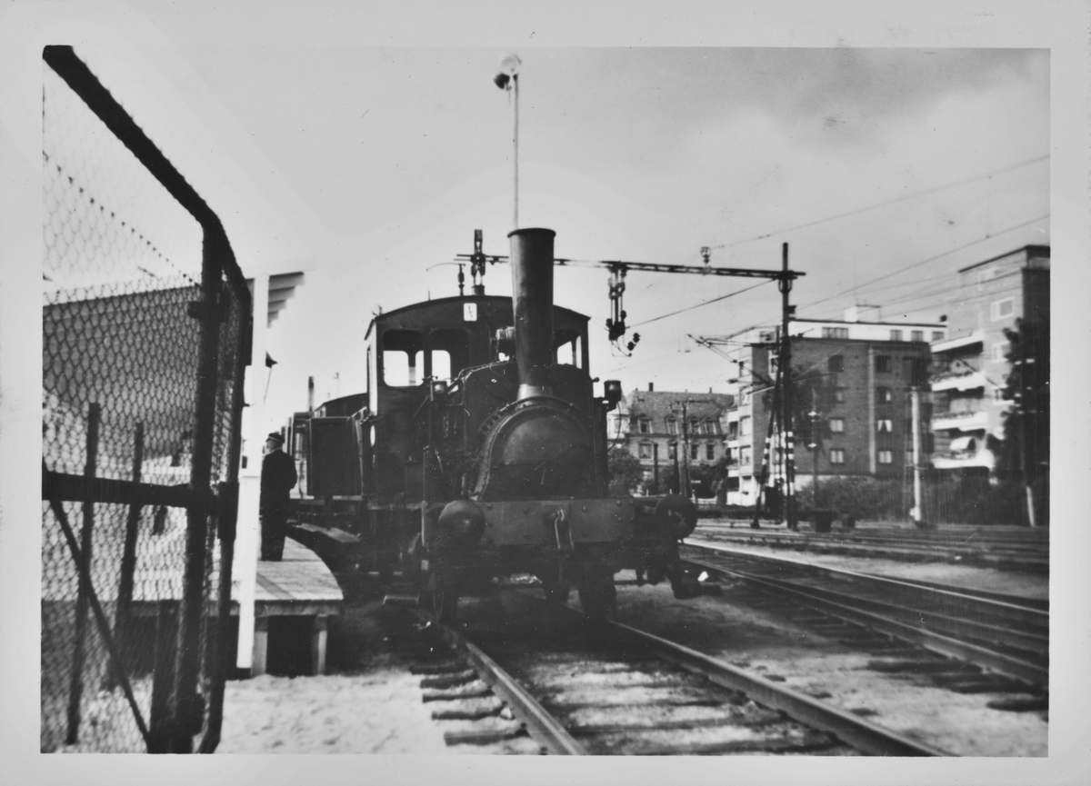 Damplokomotiv type 7a nr. 25 foran karettoget ved NSBs 100 års-utstilling