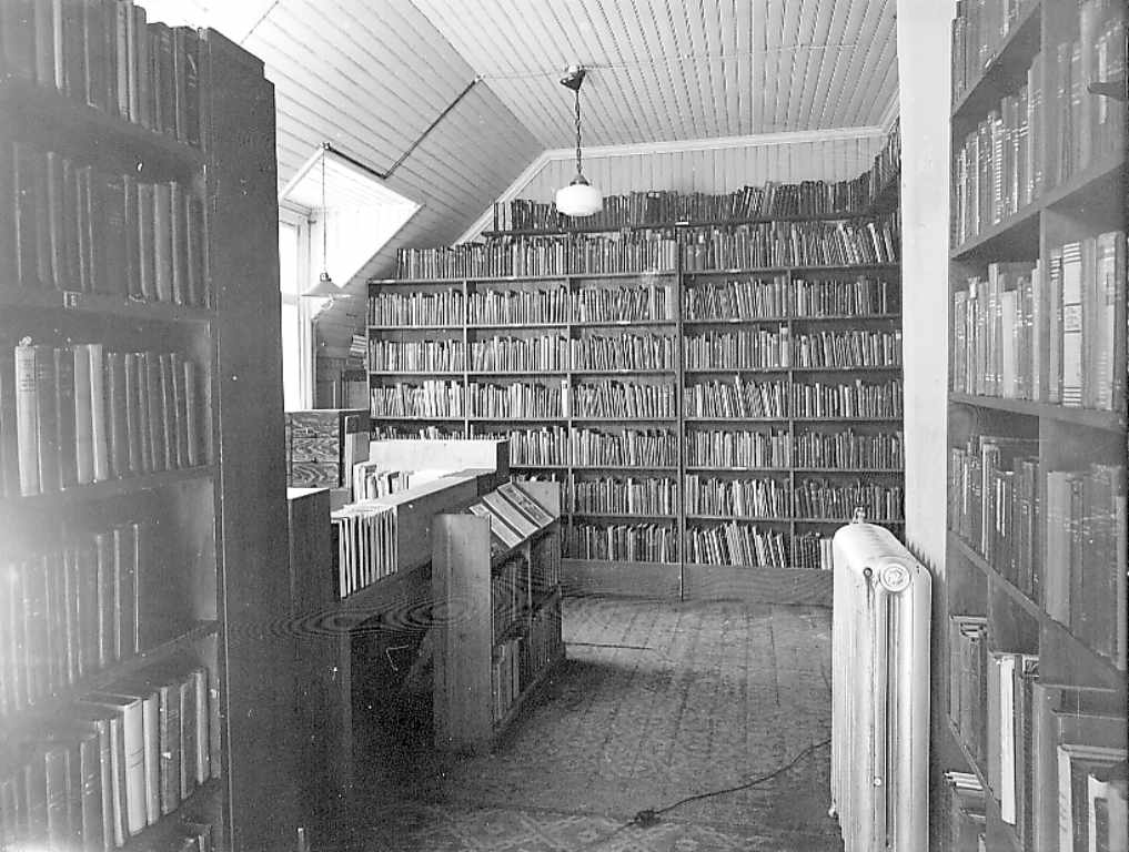 Bokreoler Narvik bibliotek på loftet til gamle rådhuset. Bokhylle. Radiator. Lysarmatur.