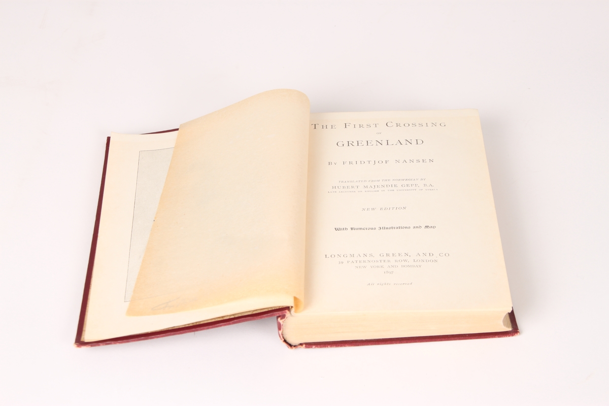 Et eksemplar av den engelske utgivelsen av Fridtjof Nansens "Paa ski over Grønland". Boken inneholder illustrasjoner av de norske kunstnerne Andreas Bloch, Thorolf Holmboe, Eivind Nielsen og Erik Werenskiold.