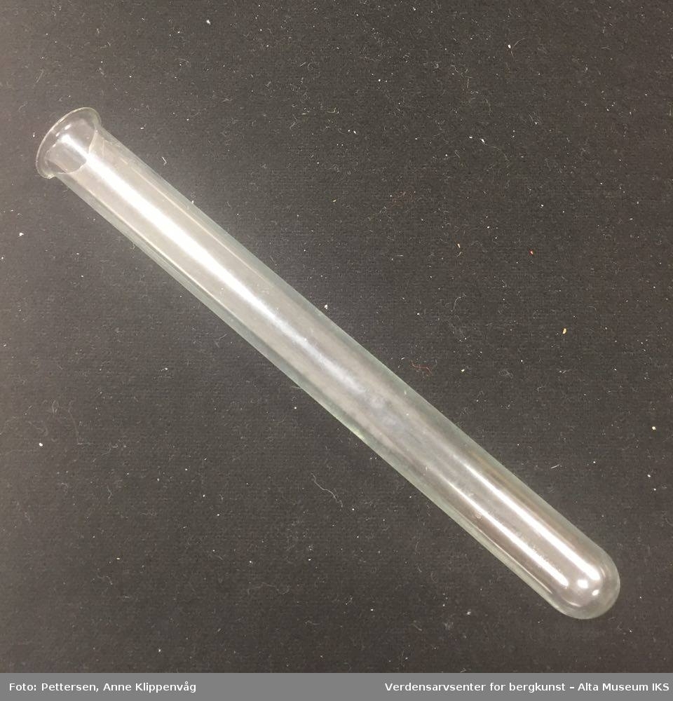 En sylindrisk beholder av glass.