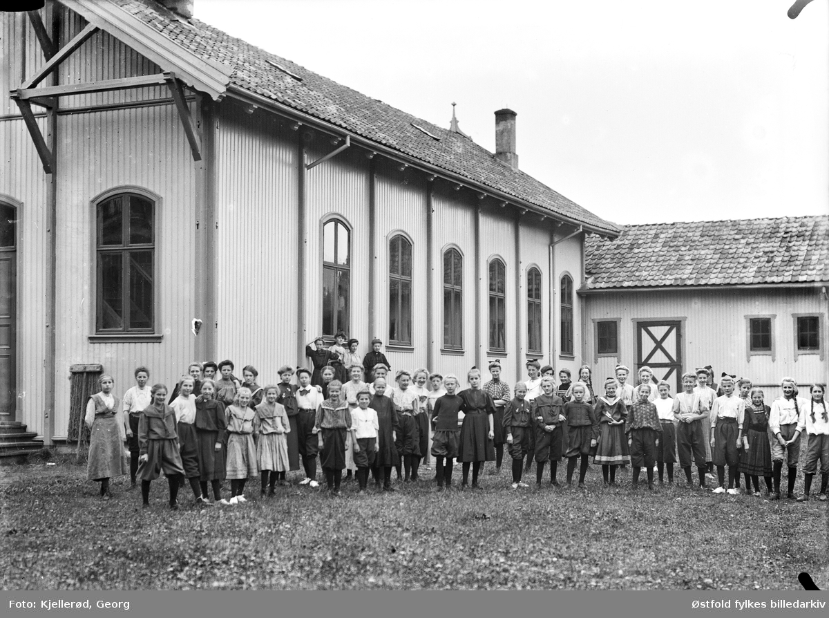 Randsfjorden, ukjent sted, kirke med en gruppe unge jenter i treningstøy (knebukser og matroskjoler. Idrett/gymnastikk?