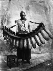 Afrikansk mann som spiller på et instrument