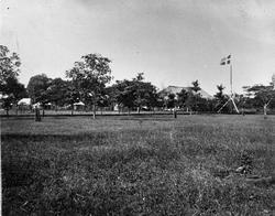 8765. Udenfor haven med Børresen-Skrefsruds hus. Santalistan
