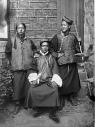 8768. Tre indfødte f. Dardscheling. Santalistan.