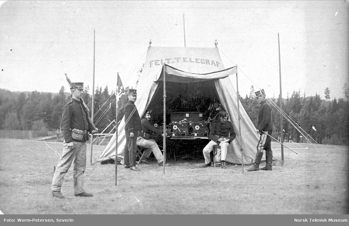 Soldater på grensevakt 1905 ved felttelegraf