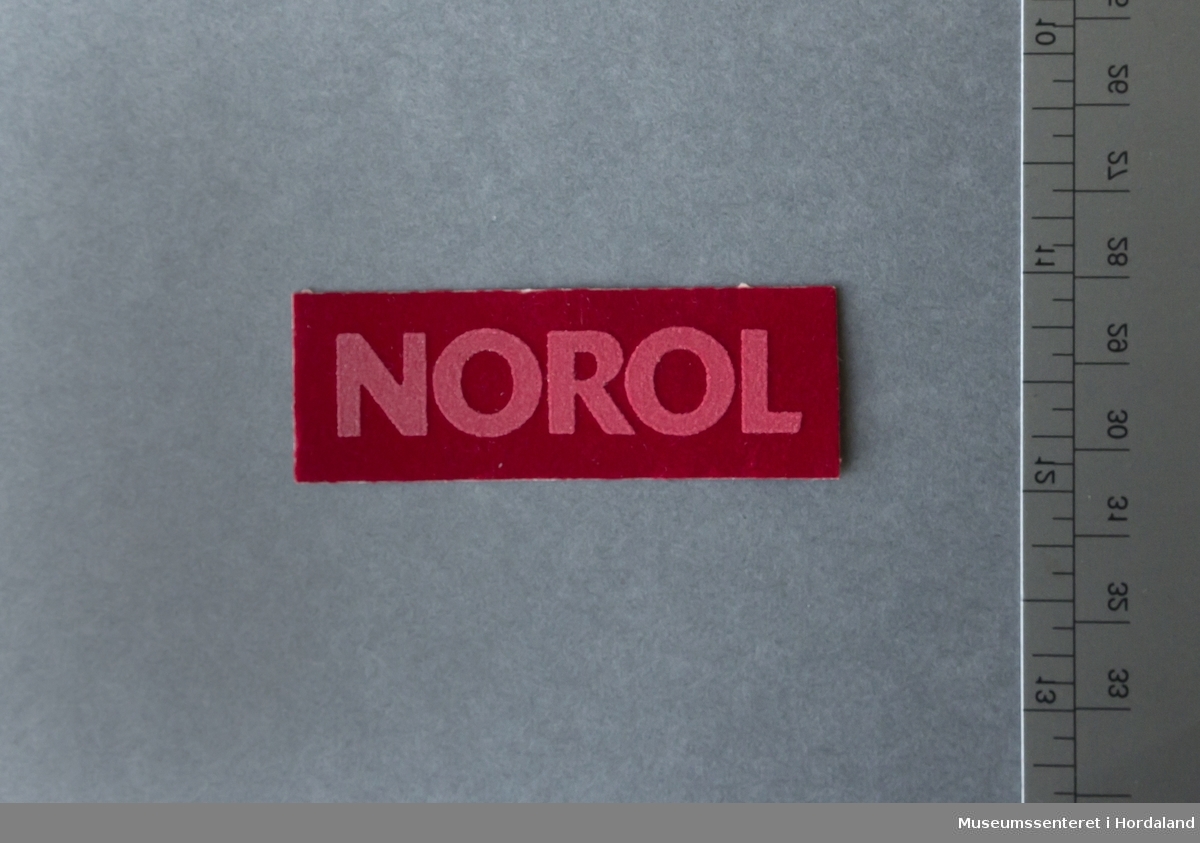 Strykemerke "Norol" til klede produsert på Salhus Tricotagefabrik utanfor Bergen.