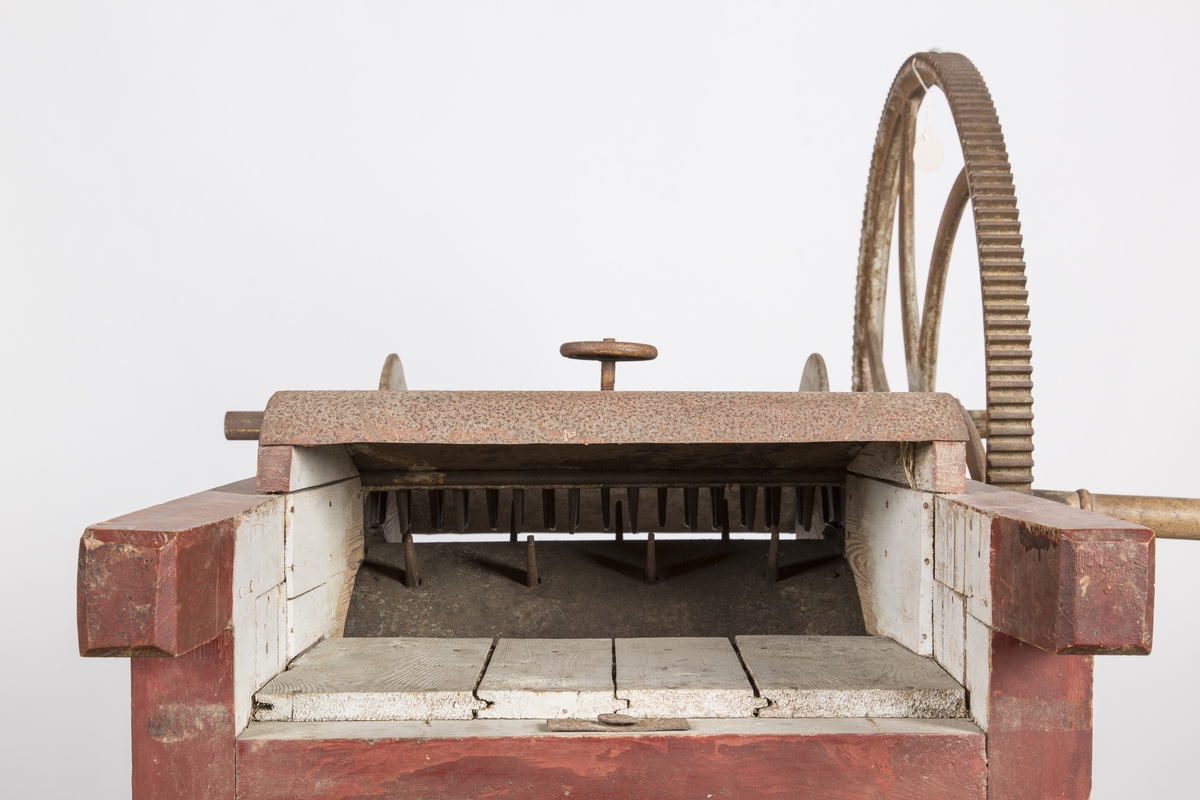 Teknikk: Treverket er høvlet, pusset og malt. Et stort tannhjul på siden drar maskinen. Den er fabrikkprodusert.
Form: Treskeverk m/to svingarmer.
