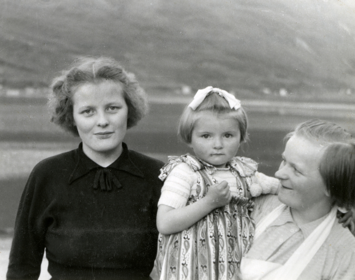 Portrett av Astrid Holm og datter, 1952.