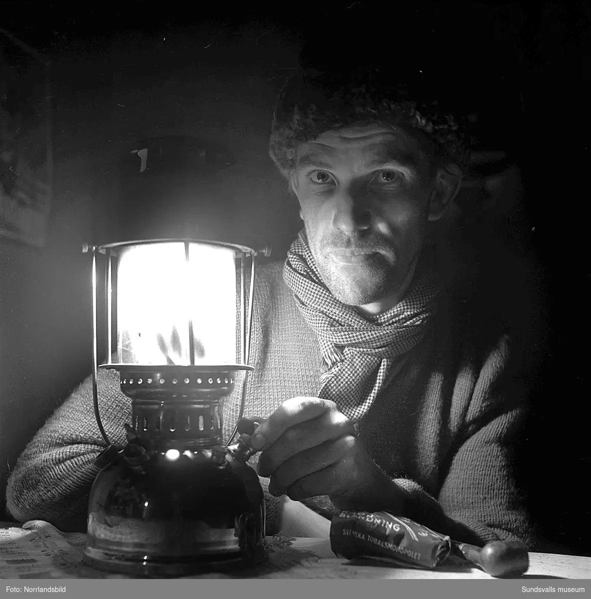 Efter åtskilliga år som skogsarbetare på skilda håll i Norrland hade Axel Westin kommit tillbaka och övertagit föräldragården i Oxsta by i Selånger. Westins gård var den enda i byn som ännu 1951 saknade elektriskt lyse. Långa vinterkvällar fördrev ungkarlen Westin med fiolen i hand i fotogenlampans ljus och med sin trogne åhörare gråhunden Bing på sofflocket.