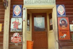 Reklameskilt på fasaden til Svein Eidal Landhandel.