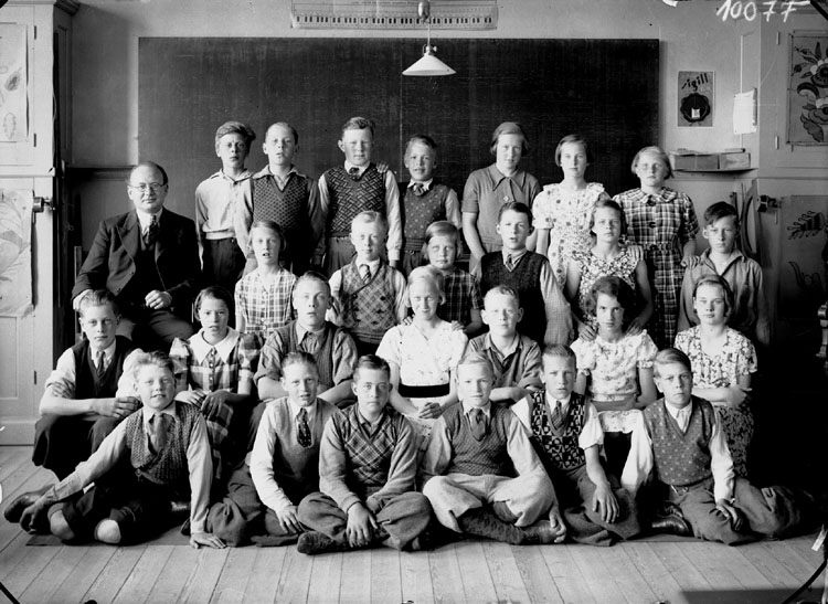 Holmens skola, klassrumsinteriör, 26 skolbarn med lärare Ivar Billow.
Klass 6b.